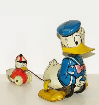 Line Mar Donald Duck And His Nephew Pull Toy
